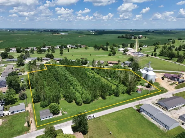 98 1st St, Lowden, IA 52255
