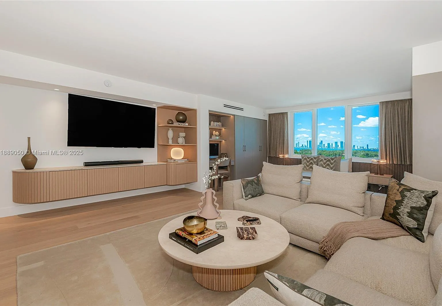 Roney Palace Condo — Photo 3
