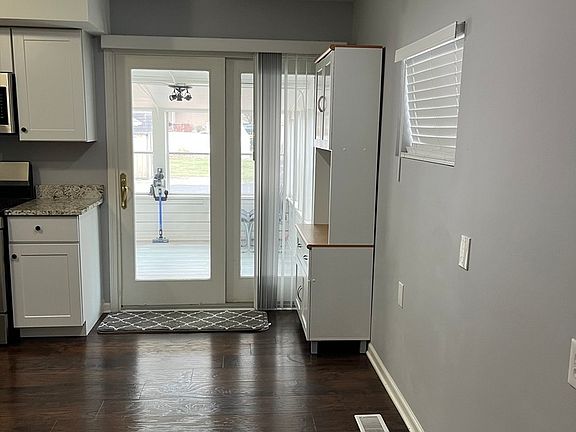 4th image of 302 Freehauf St