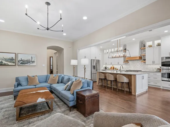 2220 Emerson Ln, Carrollton, TX 75010