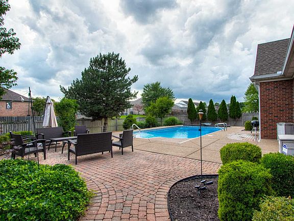 3rd image of 5834 Shoreham Dr
