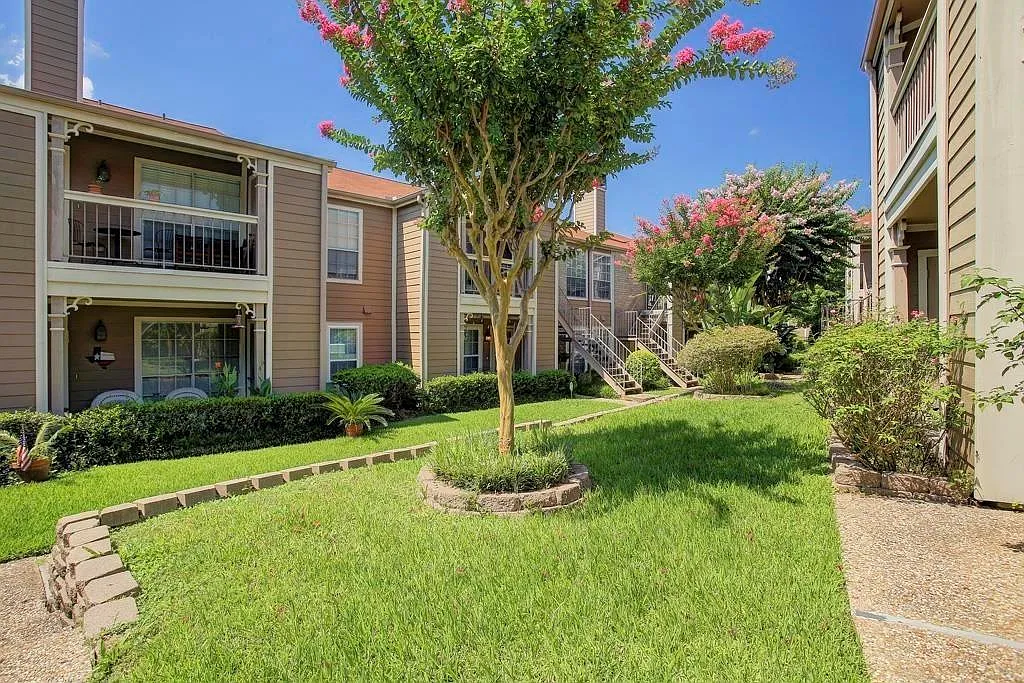 Building Photo - 1880 White Oak Dr #107
