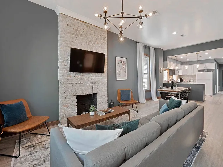 1807 W Erie St #2 — Photo 4
