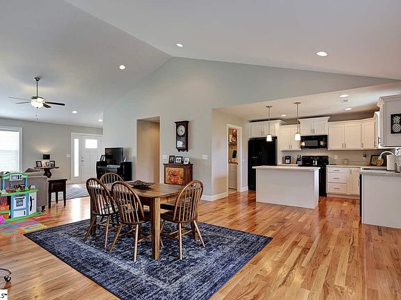 5th image of 120 Deyoung Meadows Dr