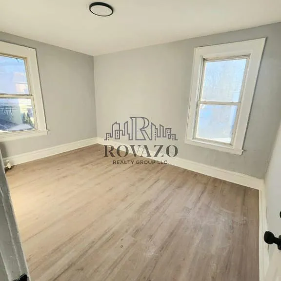 100 Smith St #2 — Photo 5