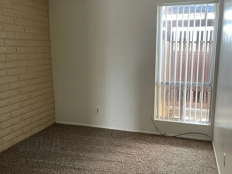 2060 Smoketree Ave N — Photo 18