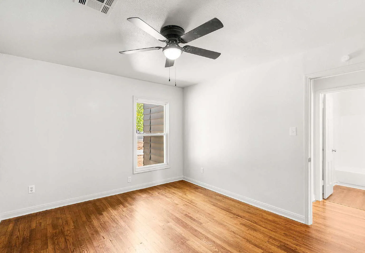 3 bed, 1.0 bath, 1008 sqft, $1,600 — Photo 3