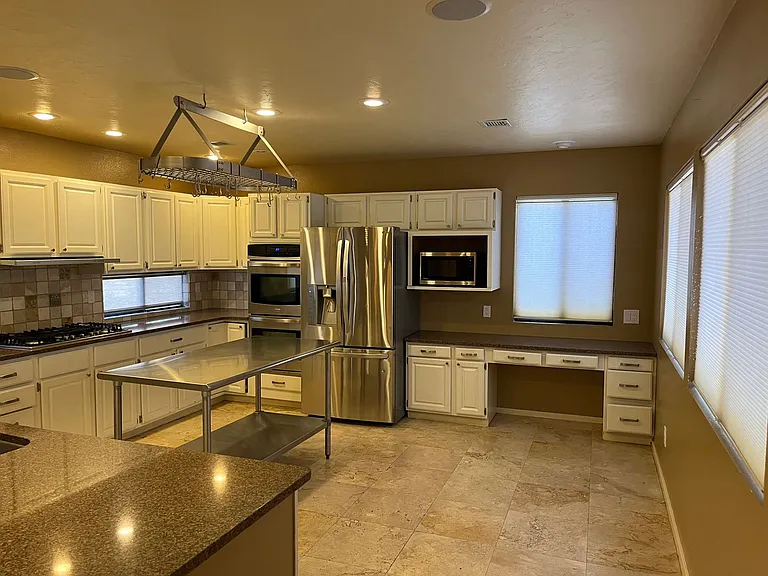 318 Sunset Park Dr — Photo 5
