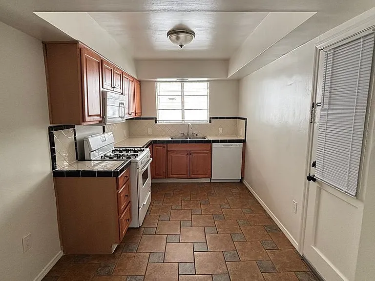 443-449 S Mariposa Ave — Photo 3