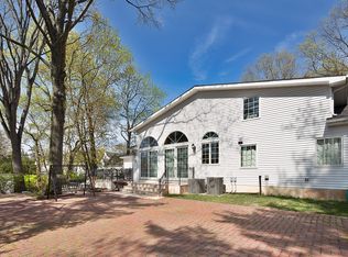 104 Station Rd, Great Neck, NY 11023