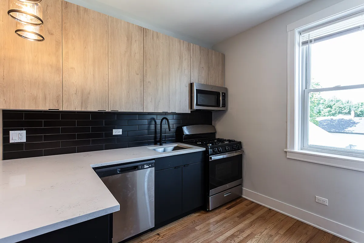 Photo 2 of 12 - 4015 N Lowell Ave #4007-2E - Chicago, IL Building Photo - 4015 N Lowell Ave #4007-2E