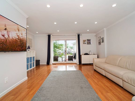 5th image of 320 Grasmere Dr