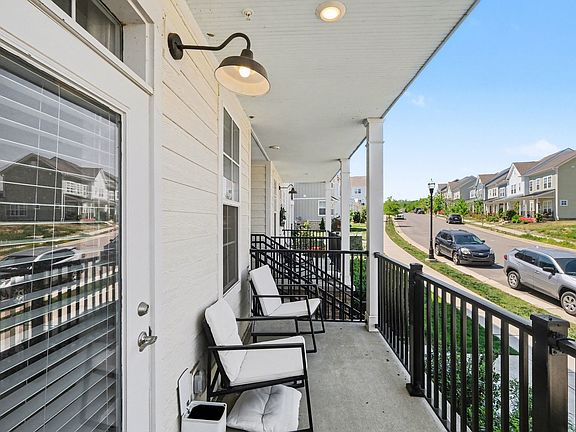 4th image of 828 Goswell Dr #102