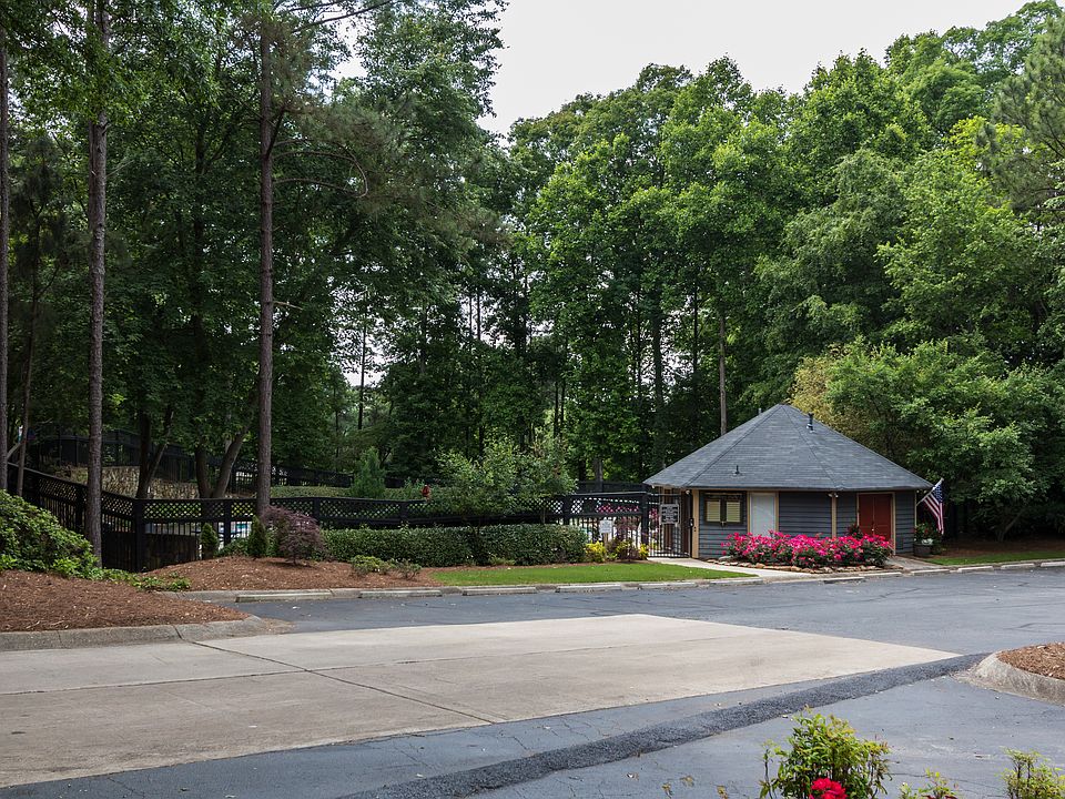 2nd image of 2301 Country Park Dr SE