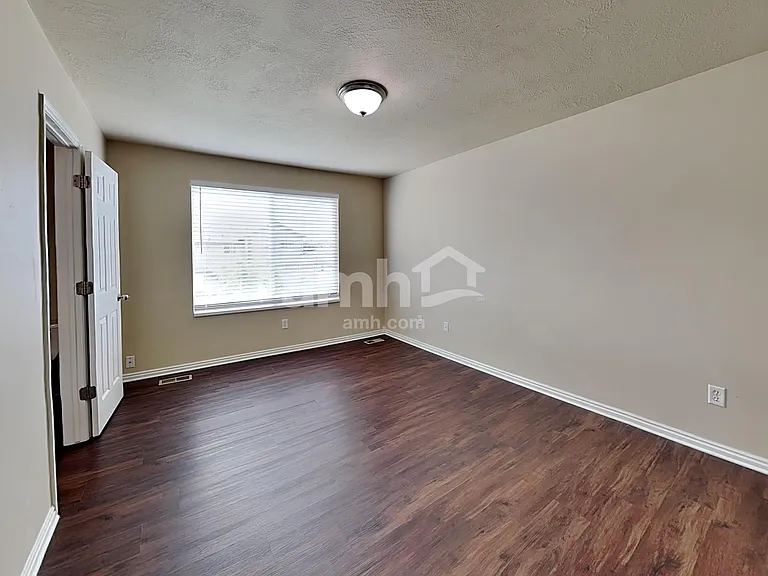 981 Stonehenge Dr — Photo 6