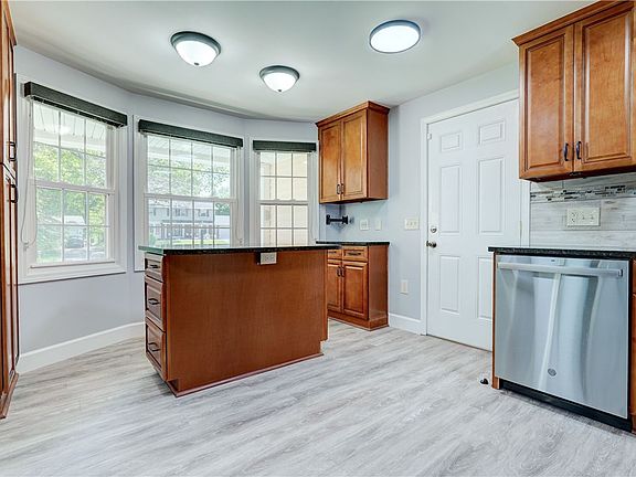 5th image of 103 Jackie Dr