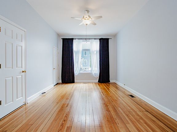 4th image of 3044 N Leavitt St #1