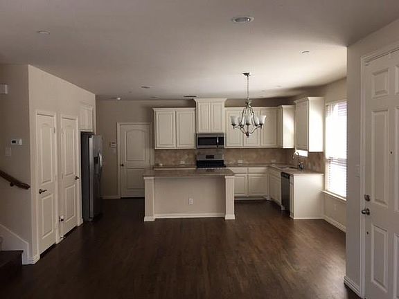 3rd image of 4413 Blackjack Oak Dr
