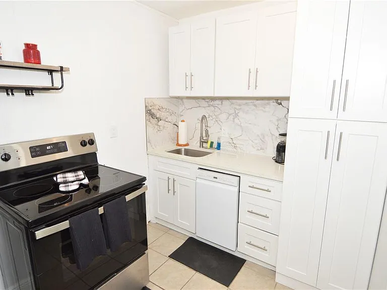 156 146th Ave E #B — Photo 13