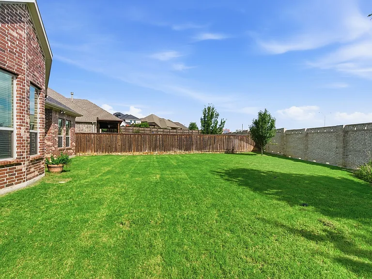 7452 Reverchon Dr — Photo 41