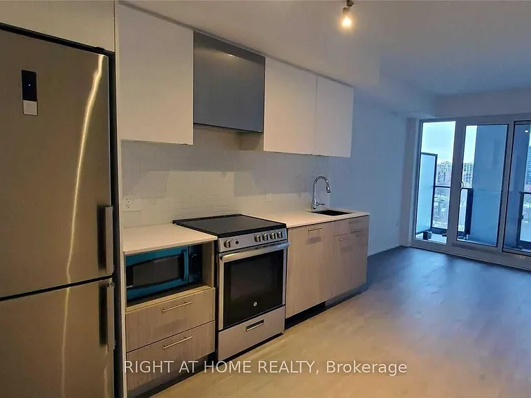 251 Jarvis St #818 — Photo 2