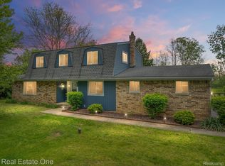 2336 S Burwood Ct, Highland, MI 48357