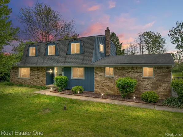 2336 S Burwood Ct, Highland, MI 48357