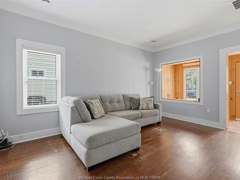 82 Pearl St W — Photo 7