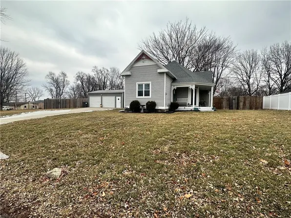 901 SE Austin St, Oak Grove, MO 64075