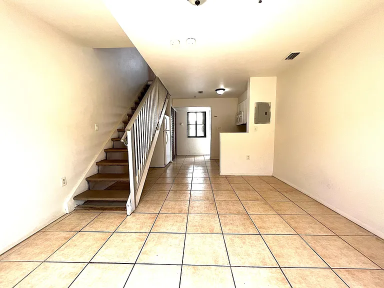 1134 NW 5th St #5 — Photo 1