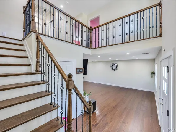 71 Penn Street, Lake Grove, NY 11755