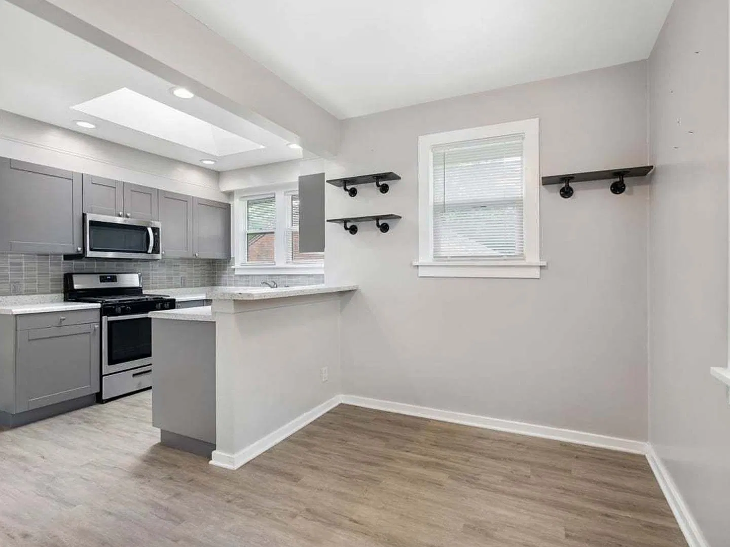 2 bed, 1052 sqft, $2,100 — Photo 4