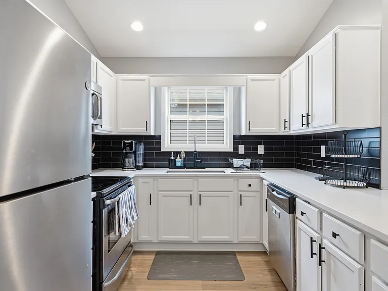 606 Kent St — Photo 10