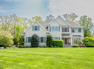 26 Robin Dr, Oak Ridge, NJ 07438