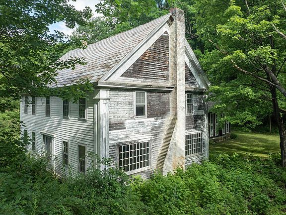 4th image of 225 River Road South