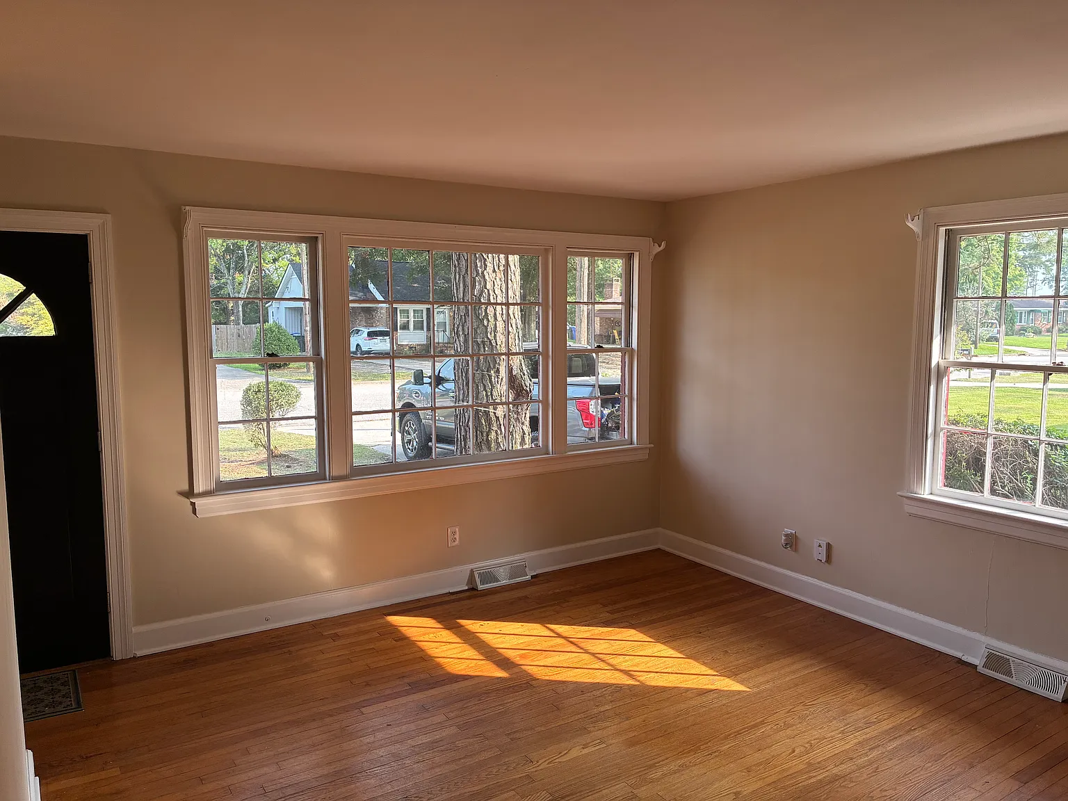 3 bed, 1228 sqft, $1,365 — Photo 2