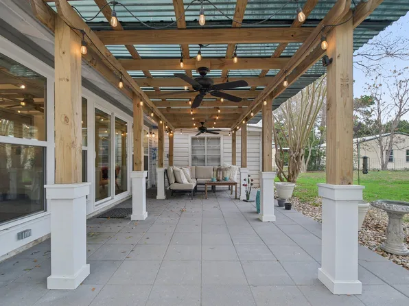 902 Turney Ln, Smithville, TX 78957