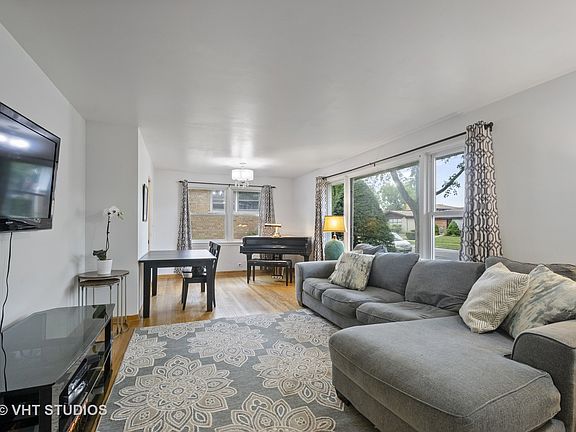 3rd image of 9516 Lowell Ave