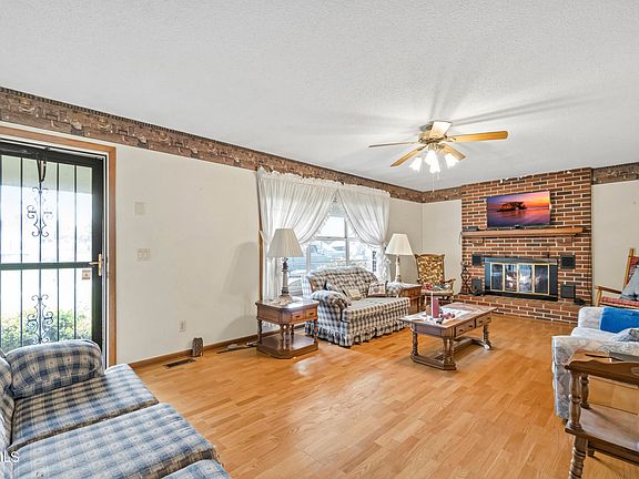 3rd image of 414 Leesburg Rd