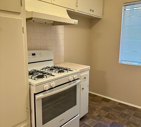 5th image of 123 S Everett St APT 1