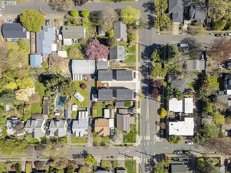 5353 SE Stark St — Photo 32
