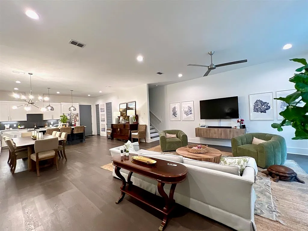 3 bed, 2.5 bath, 2026 sqft, $3,600 — Photo 2