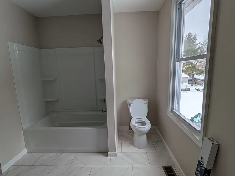 Bathroom with tub/shower