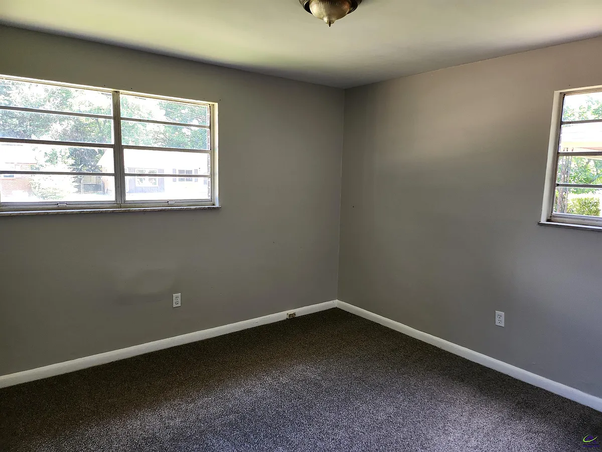Building Photo - 215 Palomino Ln