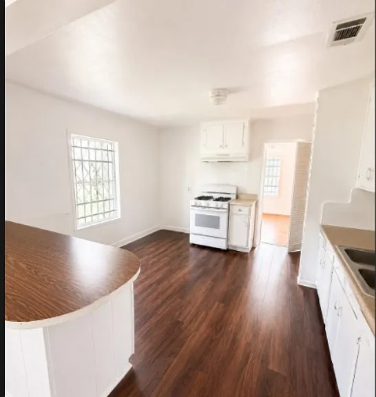 3255 Waverly St — Photo 2