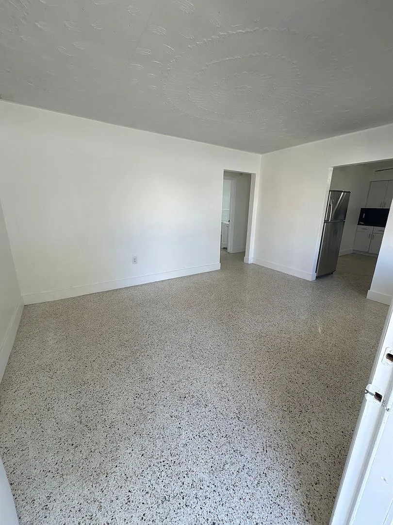 2 Bed/ 1 Bath -Central location - Parking — Photo 3
