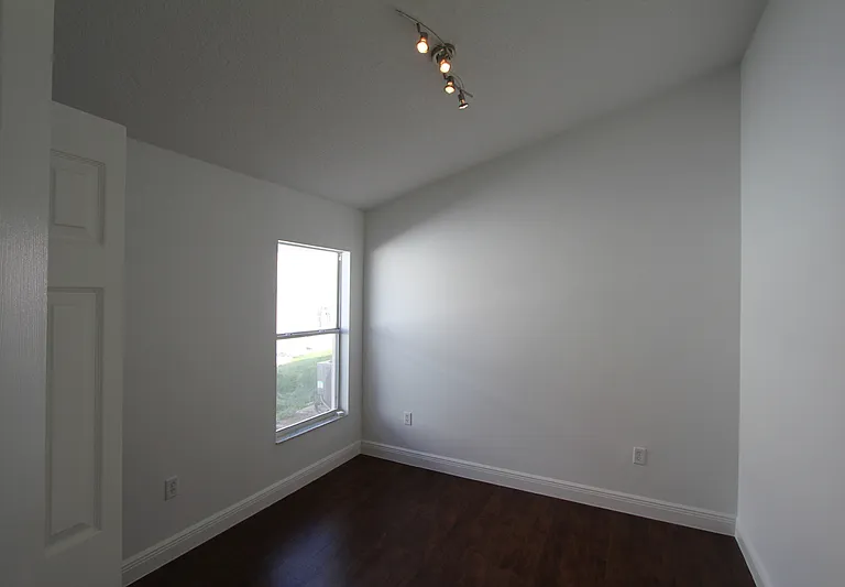 210 Garberia Dr — Photo 11