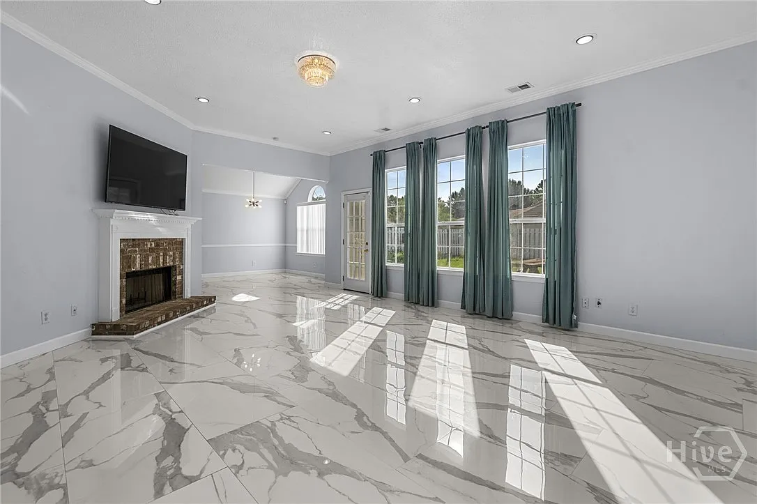 3 bed, 2.0 bath, 1707 sqft, $2,400 — Photo 3