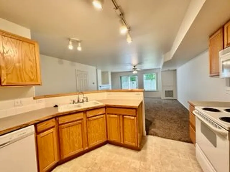 382-84 E Leadora Ln #86 — Photo 4