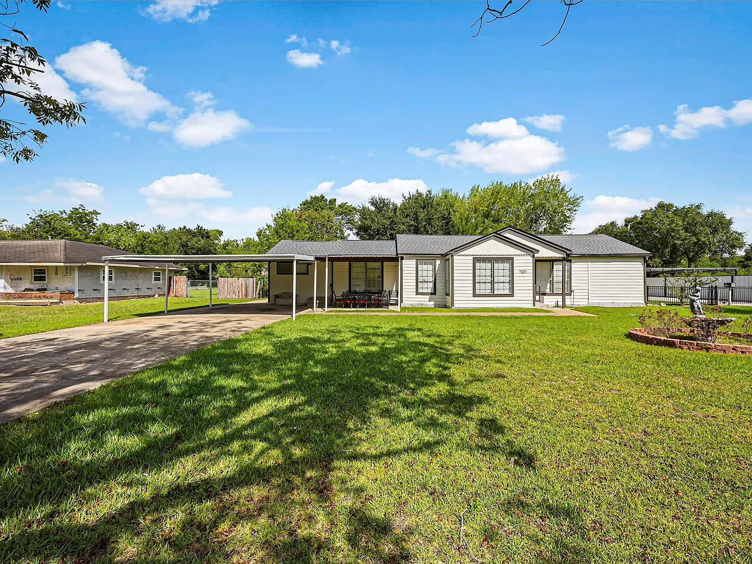 4 bed, 2.5 bath, 1812 sqft, $2,000 — Photo 1